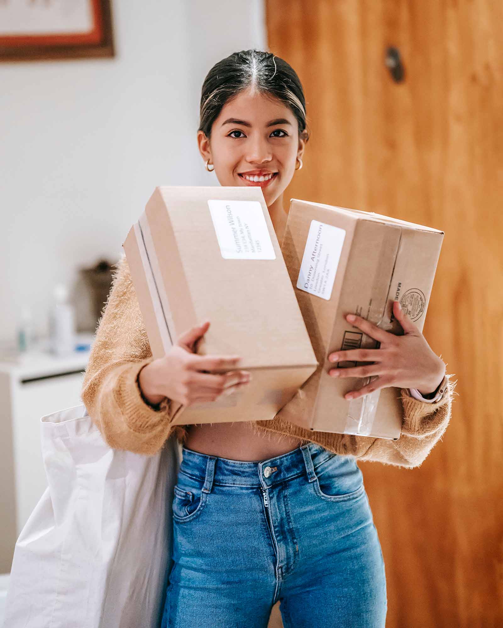 девушка с посылками в руках