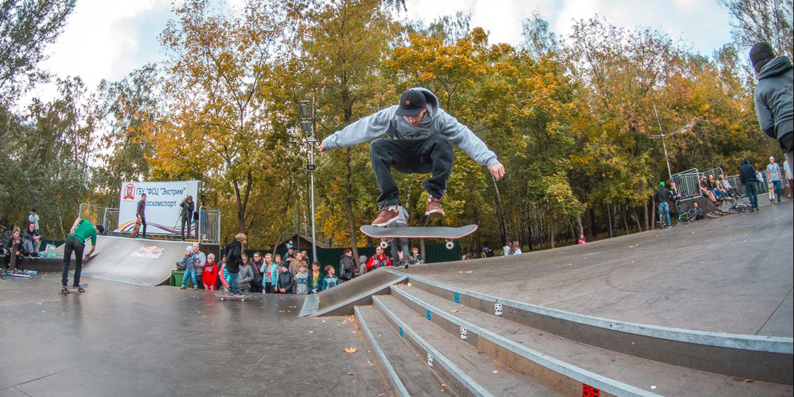 Парк горького скейтеры. Скейт парк в парке культуры под мостом. Скейт парк курск гелиос. Фристайл на скейте. Скейтбординг секция москва.