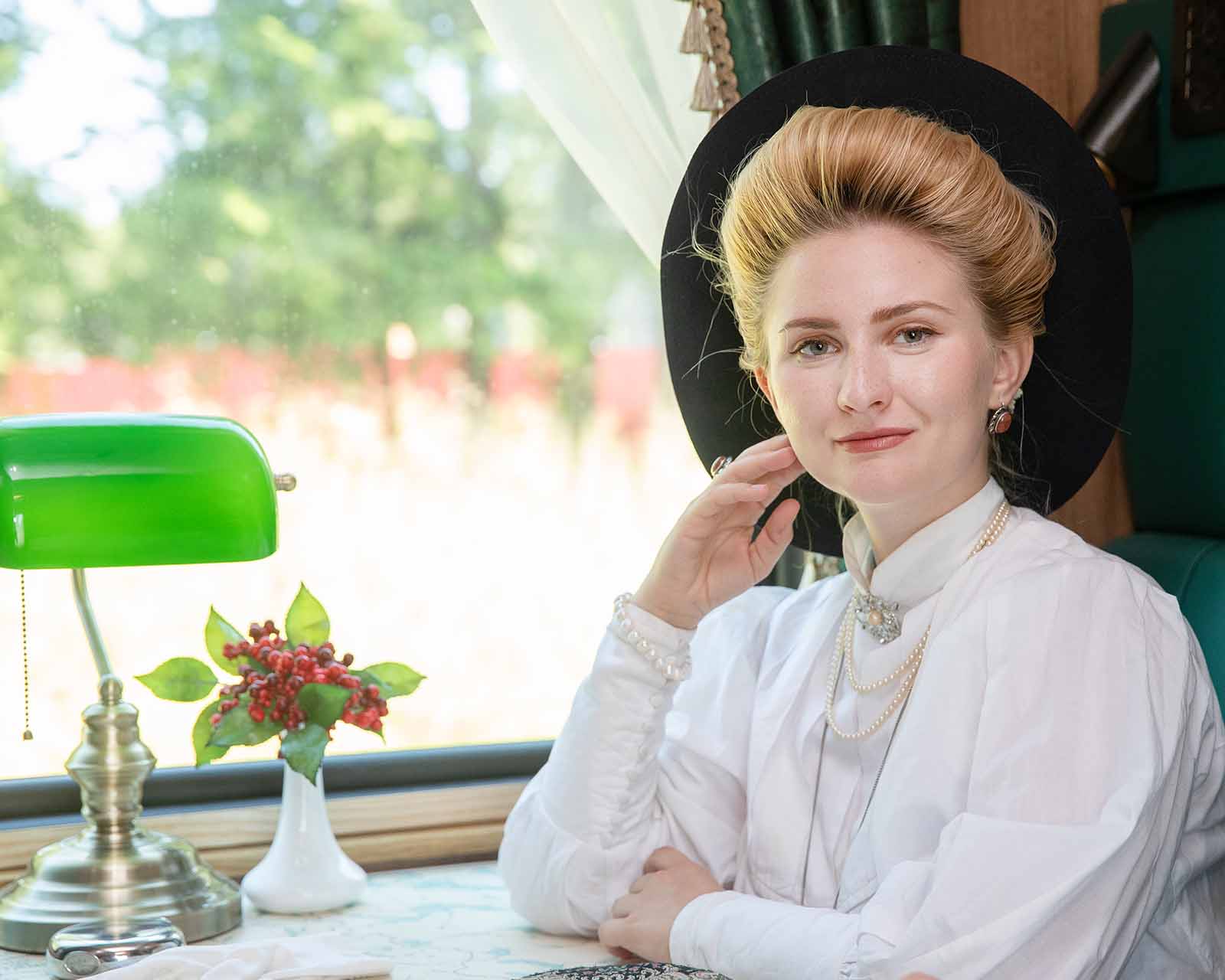 Пассажирка в исторических костюмах в вагоне