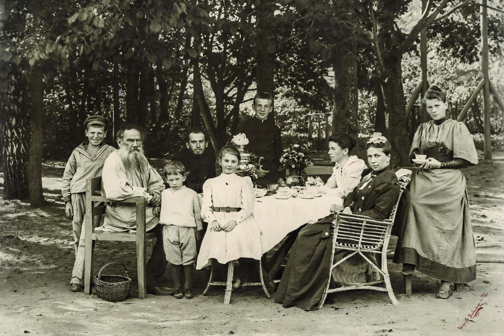 накрыть праздничный стол. толстой отмечал юбилей ясну поляну накрыл. максим горький и лев толстой в ясной поляне. алексей толстых брянск. толстой отмечал юбилей ясну поляну накрыл.