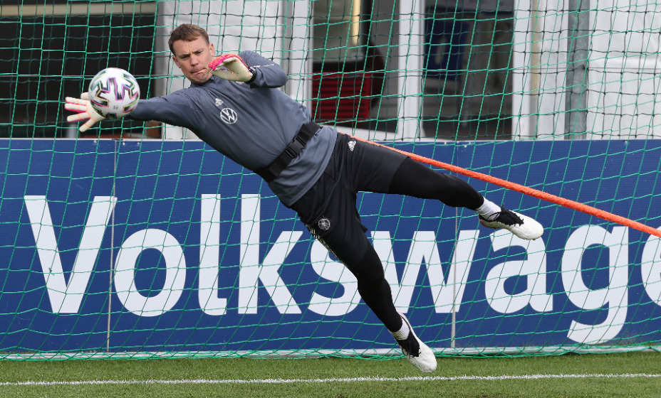 Нойер может выйти на матч против Венгрии с повязкой, разукрашенной в радужные цвета. Фото: Global Press Look