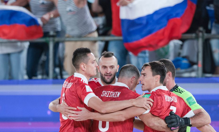 Сборная России по пляжному футболу не без приключений стала победителем ЧМ-2021