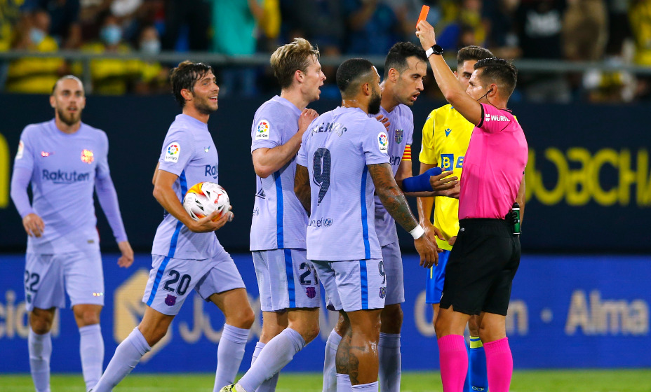 Игрок «Барселоны» Френки де Йонг получил красную карточку в матче с «Кадисом». Фото: Reuters