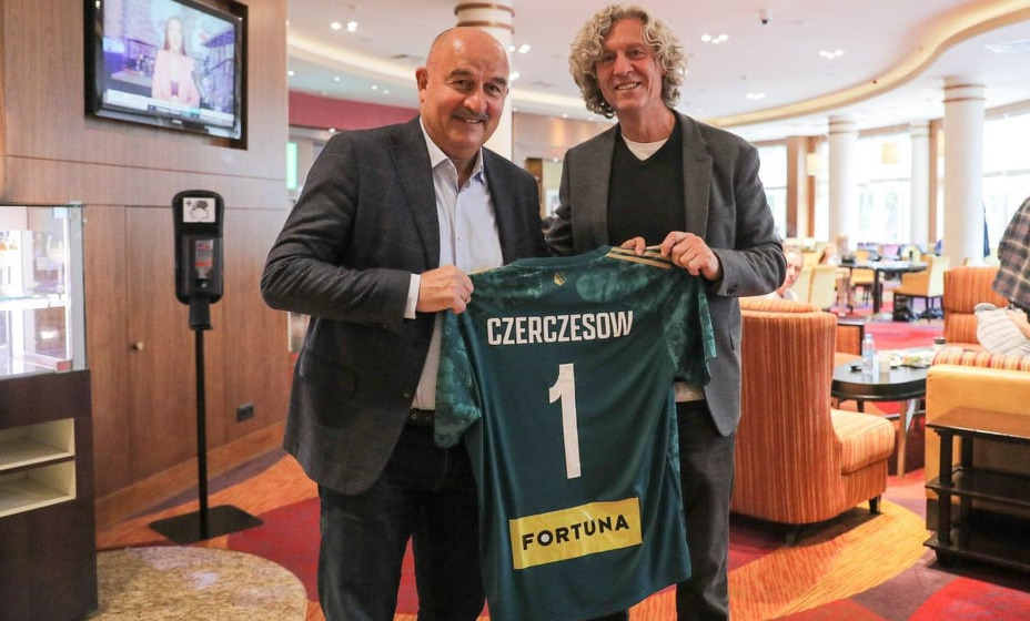 Президент «Легии» Дариуш Миодуски вручил футболку бывшему тренеру сборной России Станиславу Черчесову. Фото: Instagram Легии