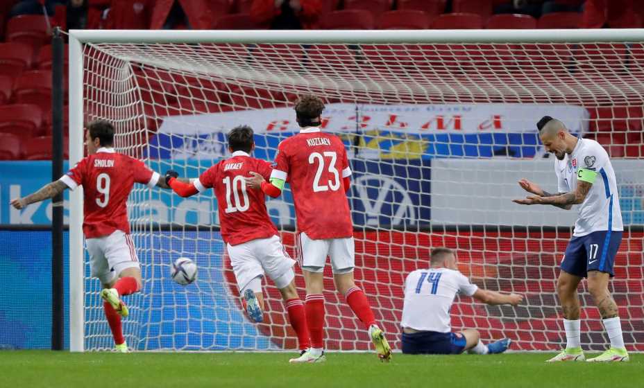 Гамшик не понимает как Шкриньяр умудрился забить в свои ворота. Фото: Reuters