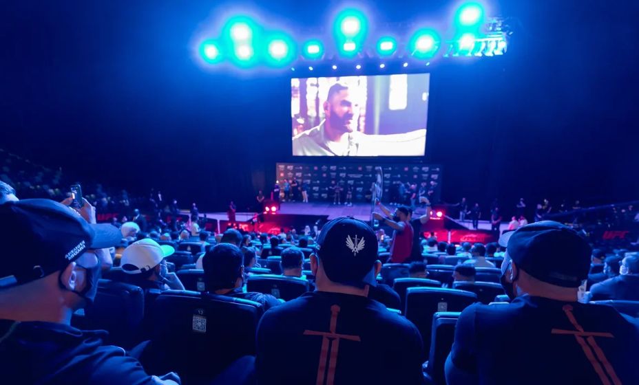 В такой обстановке в Абу-Даби проходила дуэль взглядов UFC 267