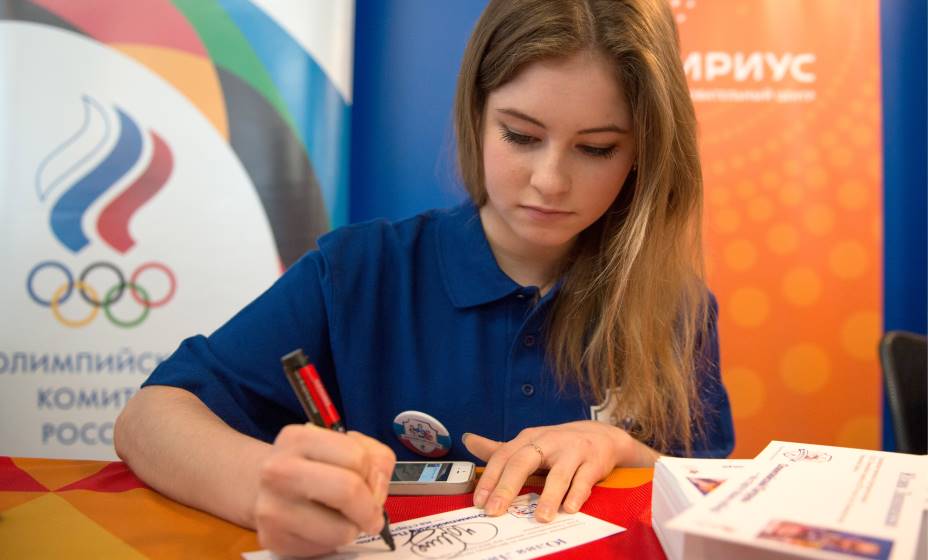 Фигуристка Юлия Липницкая раздает автографы в Сочи в 2016 году. Фото: NFCC