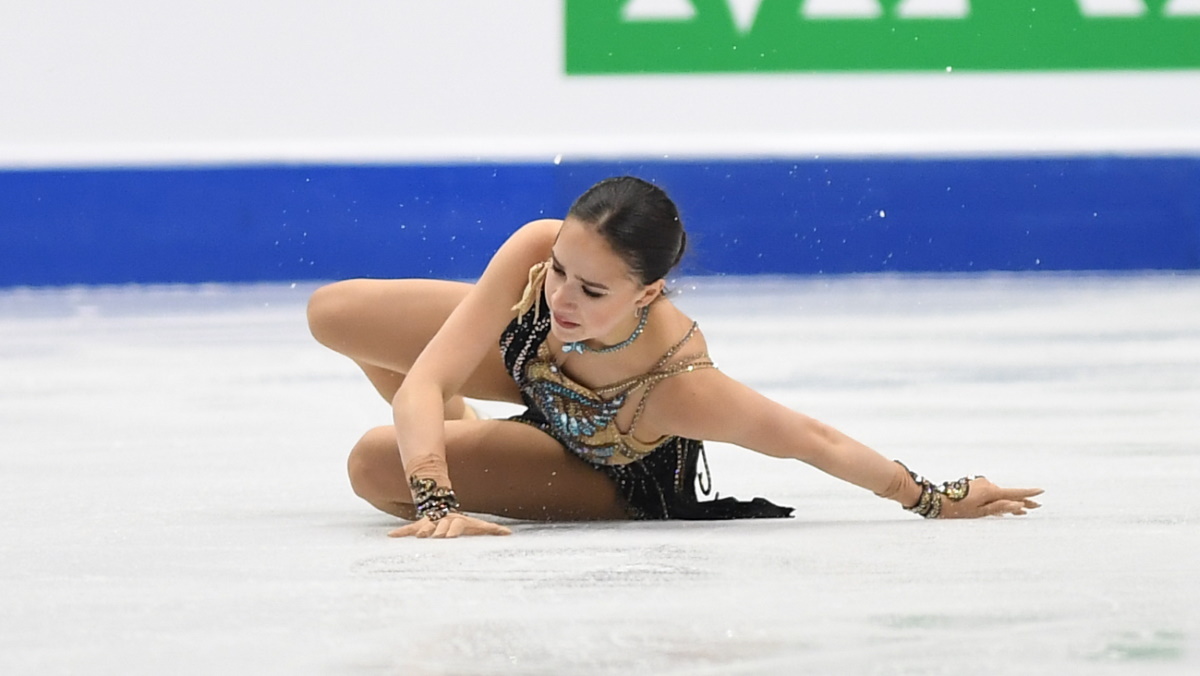 То самое падение Алины Загитовой на льду Турина. Фото: GLOBAL LOOK PRESS