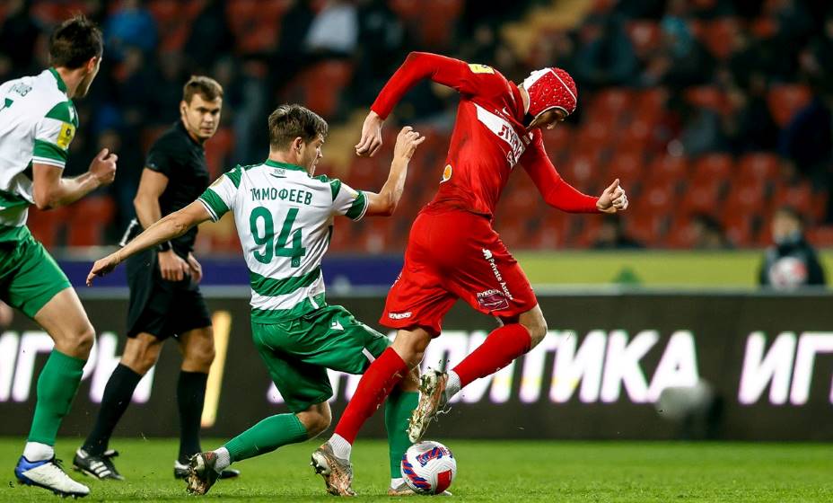 В матче первого круга этого чемпионата в Грозном спартаковцы одолели хозяев, а Александр Соболев играл в шлеме и отметился голом (0:1) Фото: РПЛ