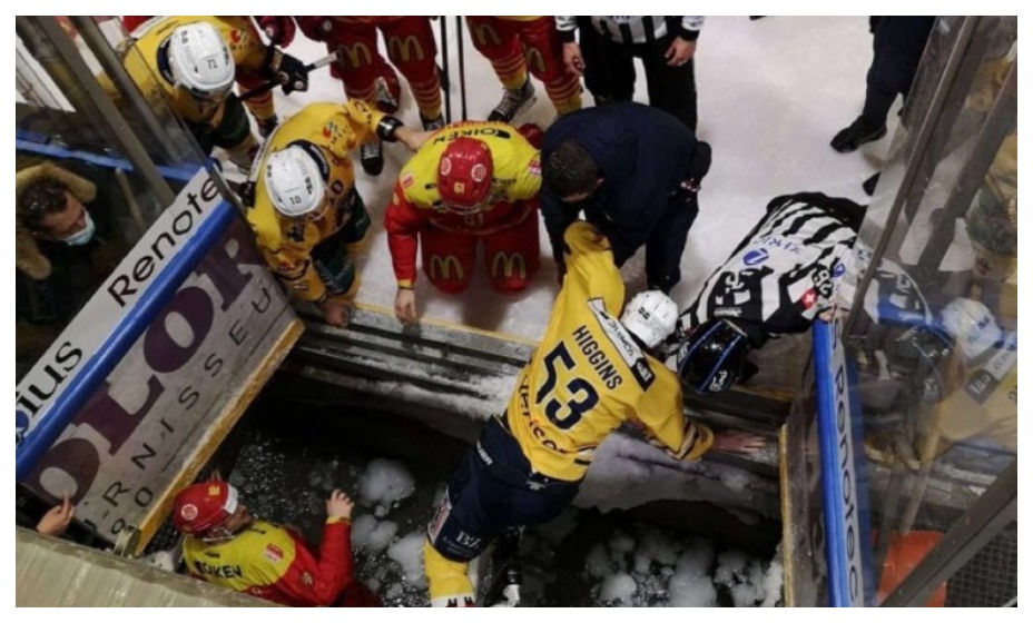 В матче регулярного чемпионата Швейцарии хоккеисты ушли под лед. Фото: Twitter SC Langenthal