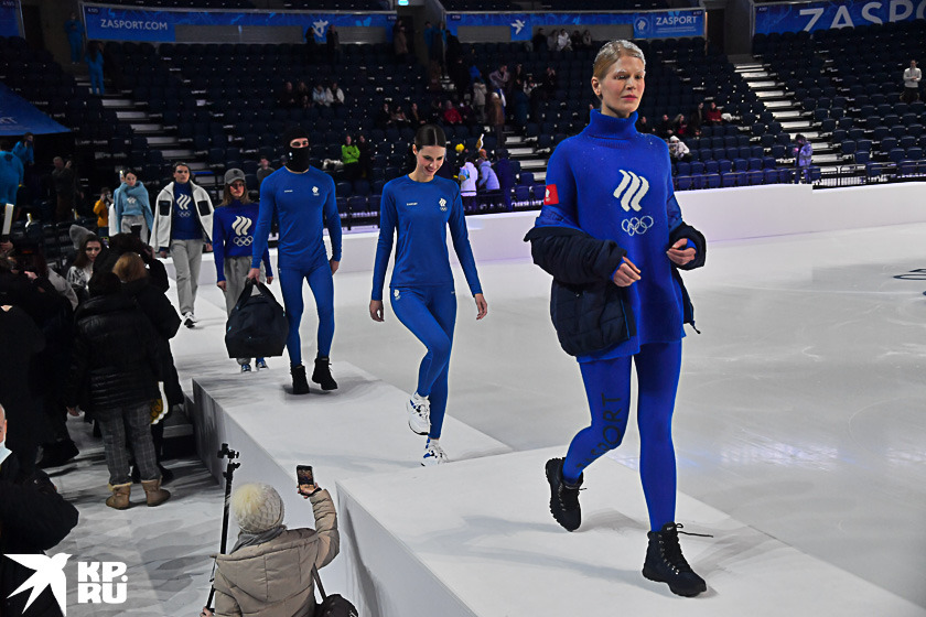 Термобелье выполнено в синих цветах, на одной из штанине нарисован логотип бренда - ZASPORT. Фото: Владимир Веленгурин, «Комсомольская правда»