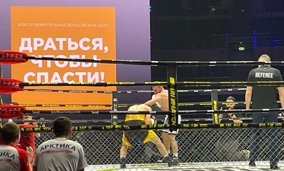 Боксер и боец ММА друг друга не жалели, подарив настоящее зрелище. Фото: Денис Акинин