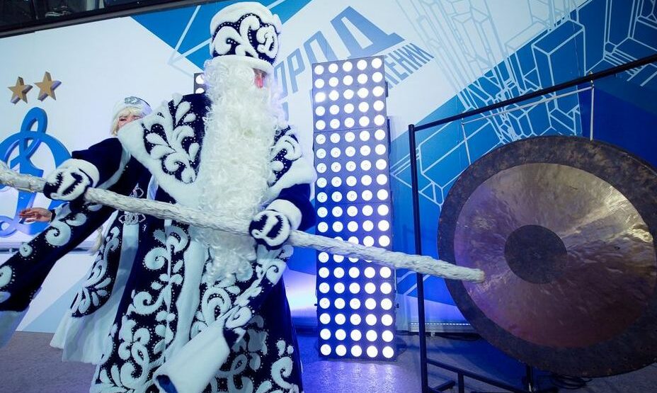 Дед Мороз повалил гонг