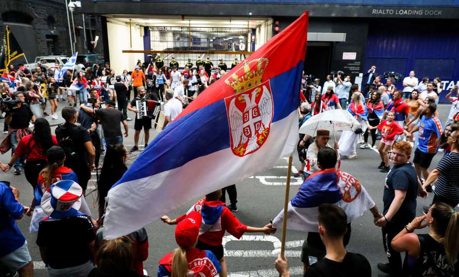 Фанаты Джоковича вышли на улицы Мельбурна. Фото: Reuters