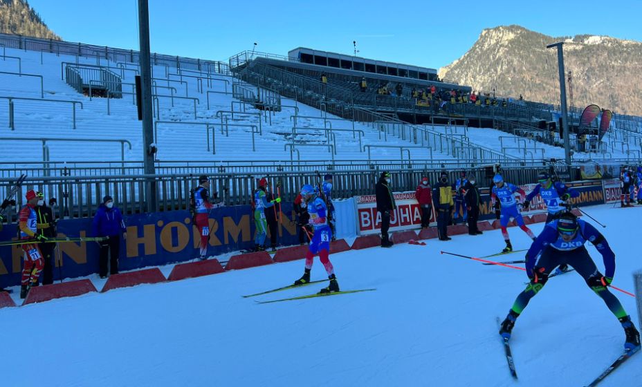 Российский биатлонист Цветков схватил чужие палки в эстафете. 
Фото: IBU в Twitter