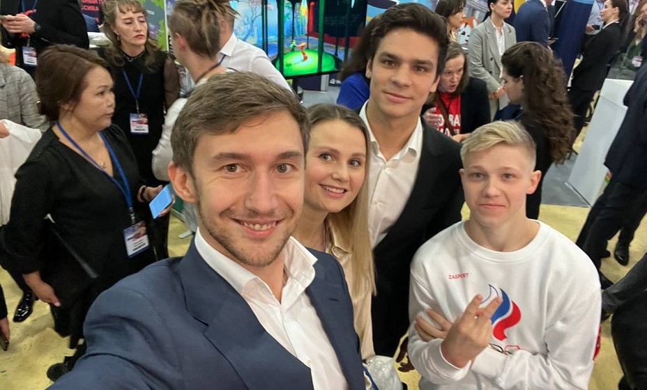 Карякин остался доволен подписанием спонсорского контракта. Фото: Telegram-канал Сергея Карякина