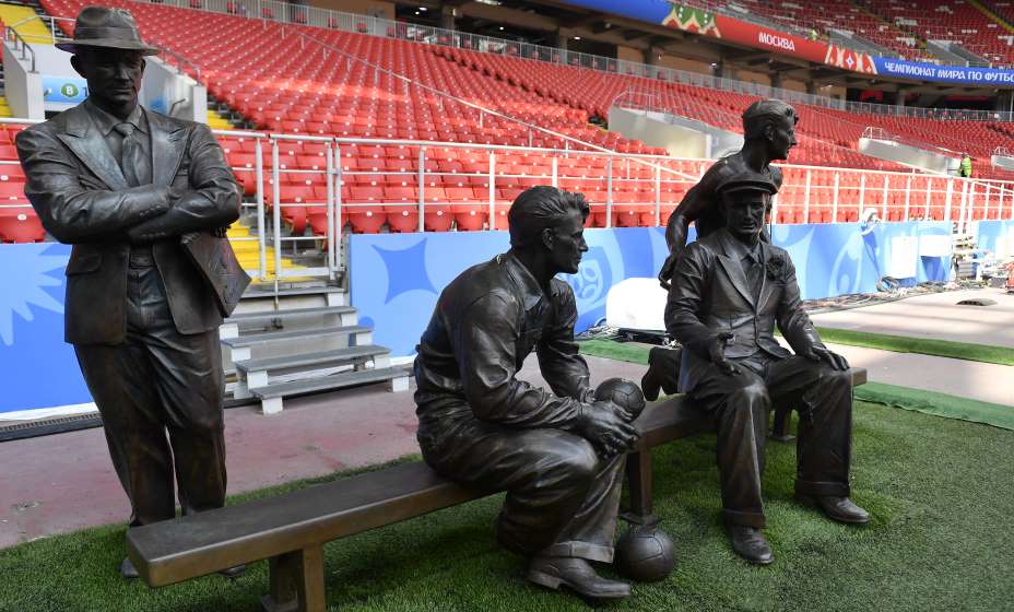 Памятник братьям Старостиным установлен прямо у поля спартаковского стадиона. Фото: Global Look Press
