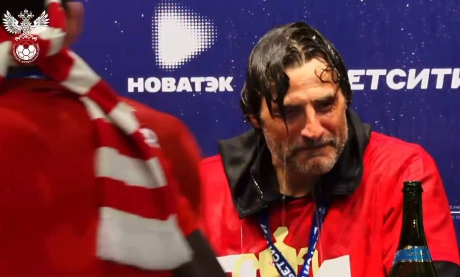 Ваноли промок до нитки от шампанского после победы в Кубке России. 
Фото: РФС