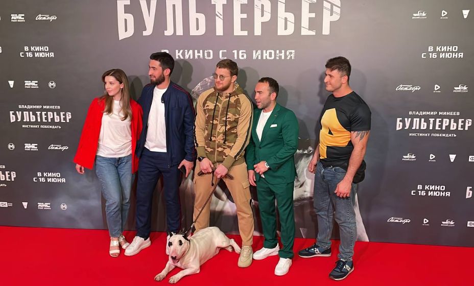 Владимир Минеев нашел общий язык с бультерьером и получилось неплохое кино. Фото: КП Спорт