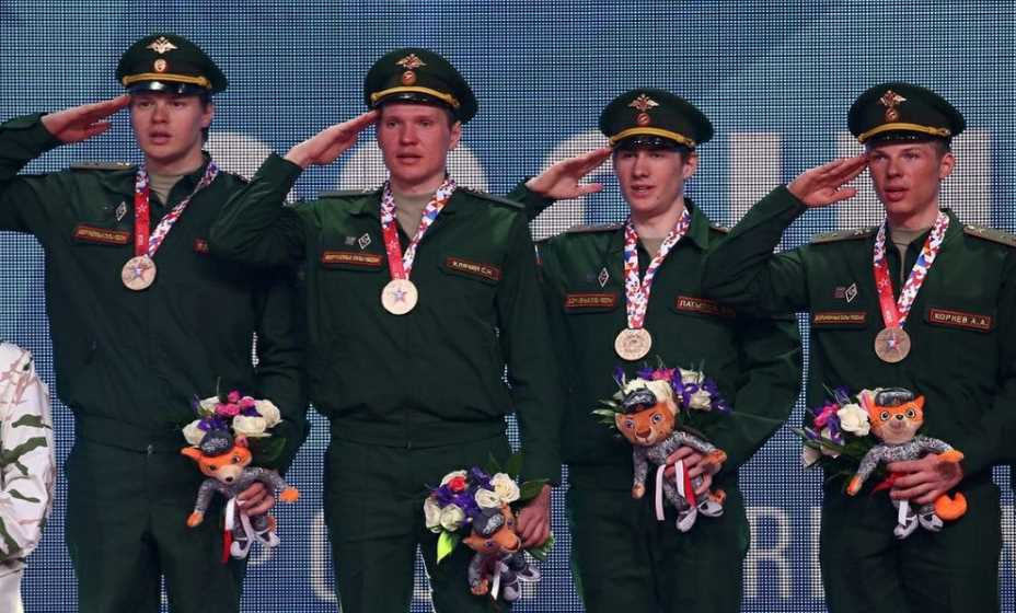 Биатлонисты Матвей Елисеев, Сергей Клячин, Эдуард Латыпов и Алексей Корнев служат России. Фото: ТАСС