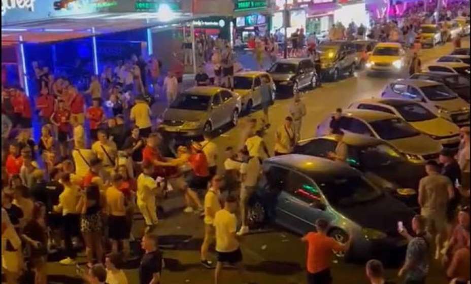 Фанаты Англии и Уэльса устроили массовую драку на Канарах. Фото: Скрин с видео соцсетей