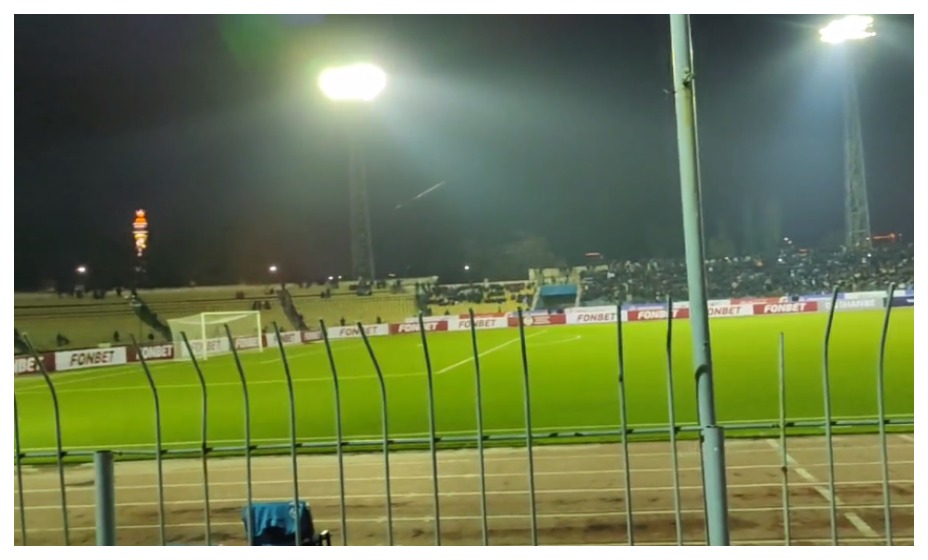 Свет на стадионе Центральный в Душанбе включили обратно. Фото: Скриншот соцсети «Матч ТВ»