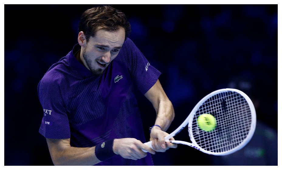 Даниил Медведев не справился с Стефаносом Циципасом на Итоговом турнире ATP. Фото: Reuters