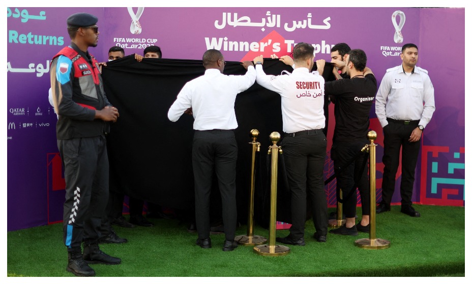 Болельщики проносят спиртное даже в биноклях. Фото: Reuters