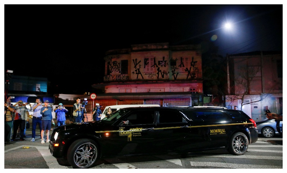 Тело с Королем футбола Пеле доставили к стадиону «Сантоса». Фото: Reuters