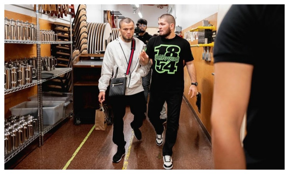 Хабиб поддержал брата Умара Нурмагомедова перед боем. Фото: соцсети Хабиба Нурмагомедова