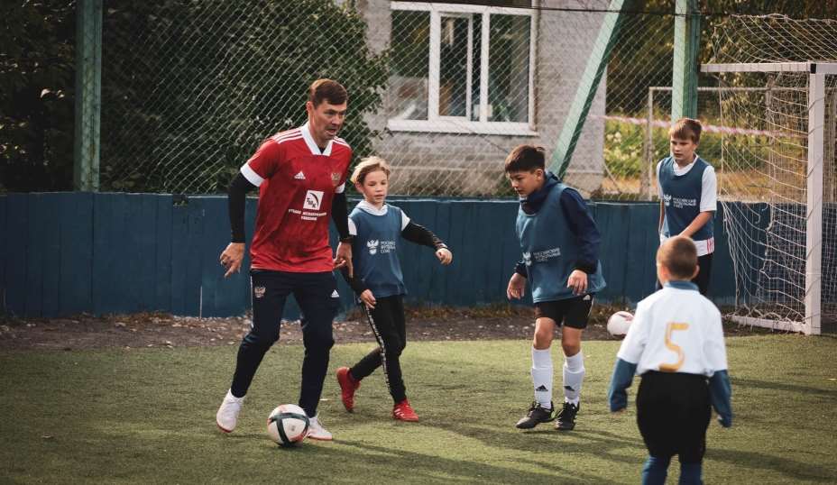 Динияр Билялетдинов постоянно участвует в проекте «Футбол в школе». Фото: РФС