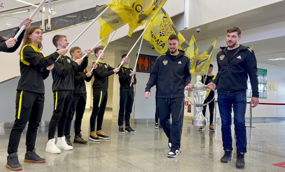 Кубок России путешествует в отличной компании. Фото: РФС