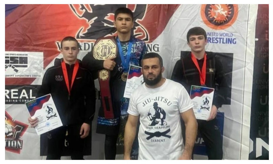 Видади Марданов рядом с победителями на Кубке Дагестана по грэпплингу. Фото: соцсети Видади Марданова