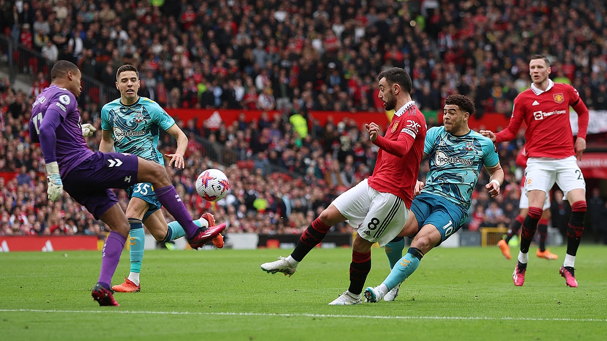 Бруну Фернандеш проверяет вратаря