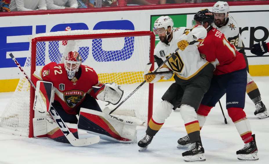 Сергей Бобровский пропустил три шайбы в четвертом матче финальной серии против «Вегаса», но отбил 28 бросков. Фото: Reuters