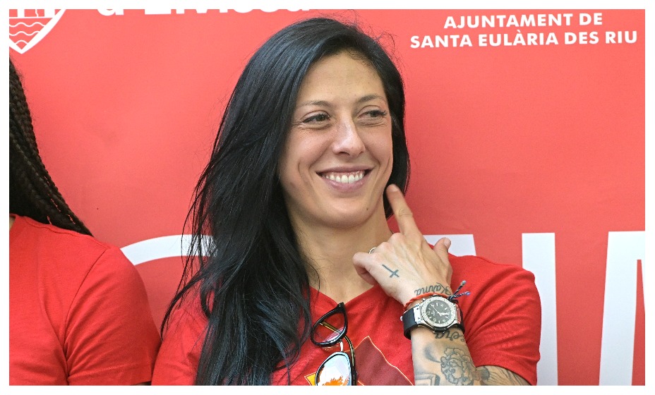 Эрмосо не оценила спонтанный поцелуй от теперь уже бывшего главы испанского футбола Рубиалеса. Фото: Global Look Press