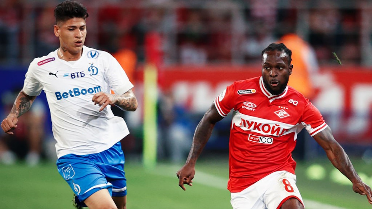 Виктор Мозес в борьбе за мяч в матче