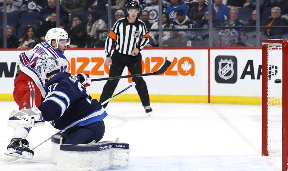 Форвард «Рейнджерс» Панарин поражает ворота «Винипега». Фото: Reuters