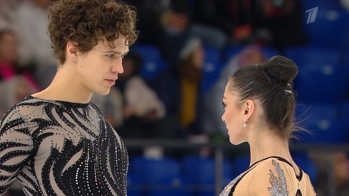 Елизавета Шанаева и Павел Дрозд перед стартом произвольного танца в Красноярске на этапе Гран-При России. Фото: стоп-кадр прямого эфира