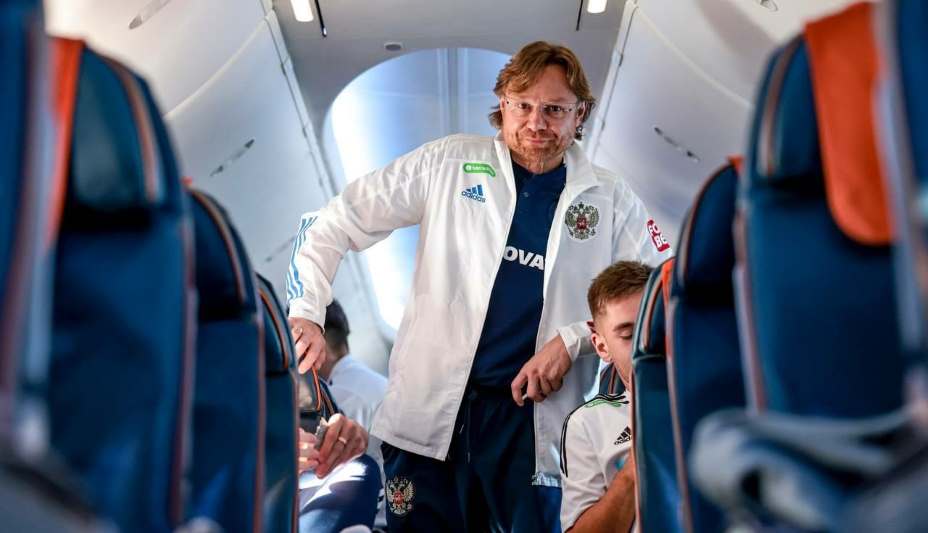 У главного тренера сборной России Валерия Карпина не такая уж простая работа. Фото: Соцсети РФС