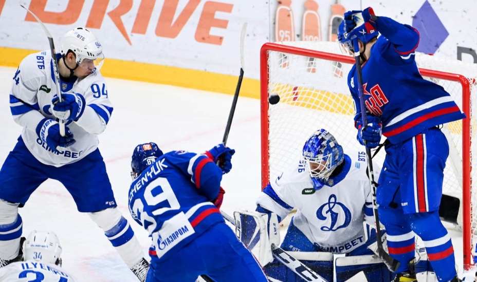 Форвард СКА Гальченюк отправляет шайбу в ворота «Динамо» Москва. Фото: ВК ХК СКА