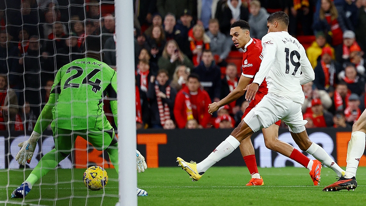 Трент Александер-Арнольд в атаке в матче 