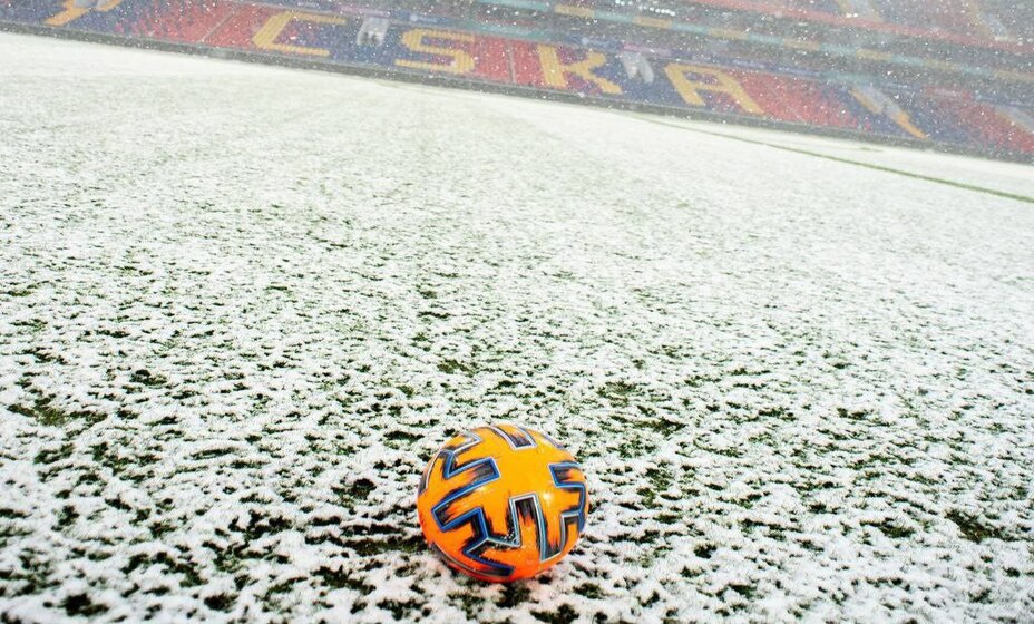 ЦСКА сыграет с «Ростовом» оранжевым мячом на заснеженном стадионе. Фото: Telegram-канал ЦСКА