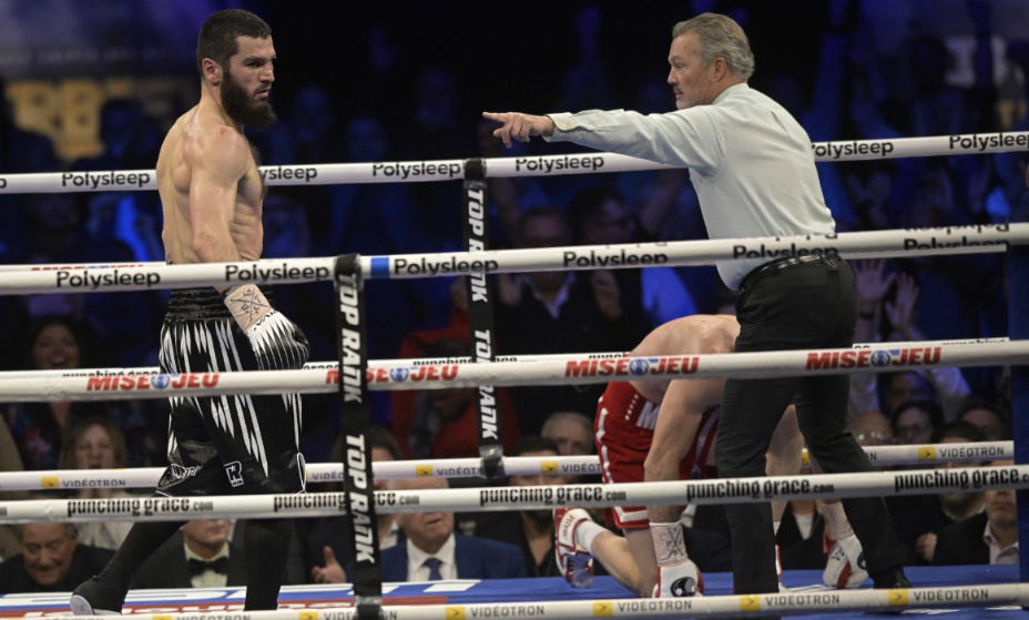 Артур Бетербиев одержал 20 победу над Каллумом Смитом. Фото: Reuters