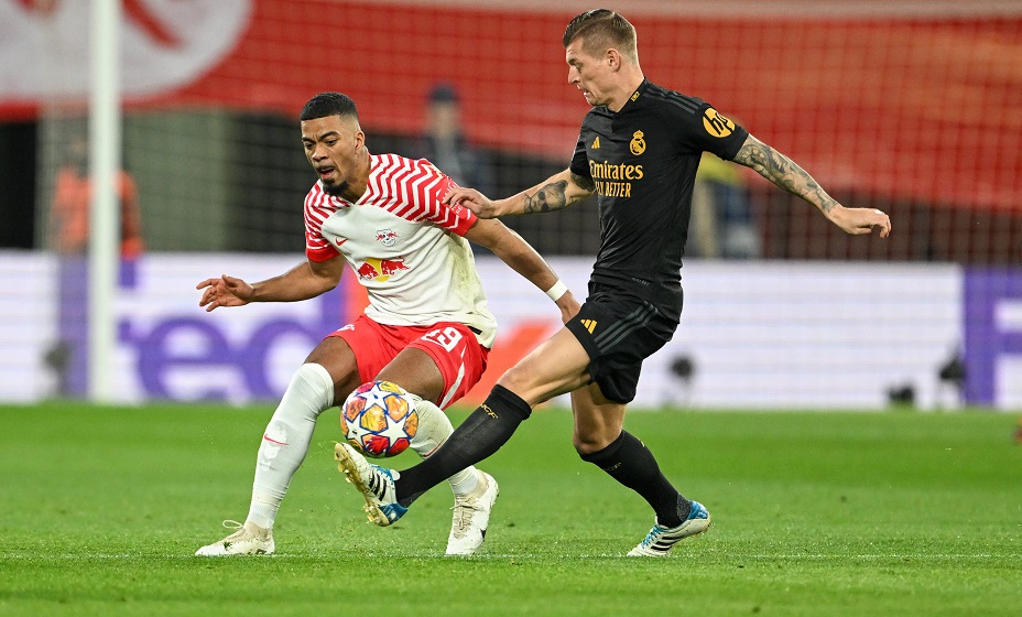 Champions League: RB Leipzig - Real Madrid am 13.02.2023 in der Red Bull Arena in Leipzig Benjamin Henrichs RB Leipzig im Zweikampf gegen Toni Kroos Real Madird *** Champions League RB Leipzig Real Madrid on 13 02 2023 at the Red Bull Arena in Leipzig Benjamin Henrichs RB Leipzig in a duel against Toni Kroos Real Madrid MT