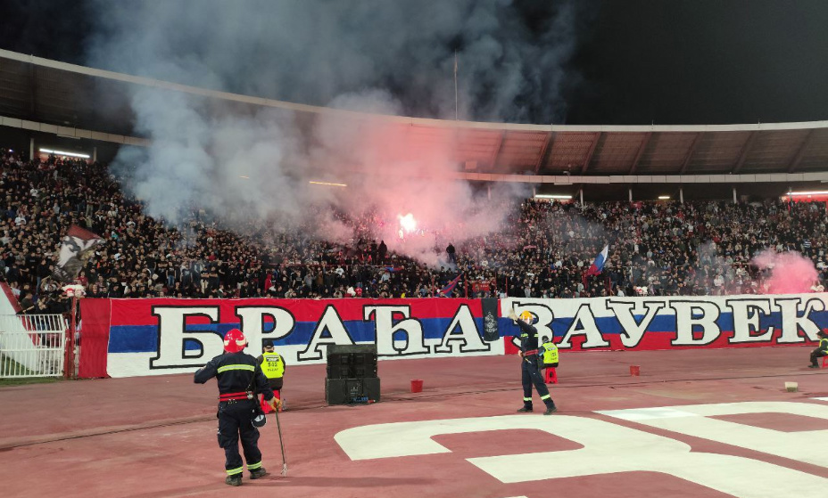 Сербские трибуны не замолкали ни на минуту во время матча 