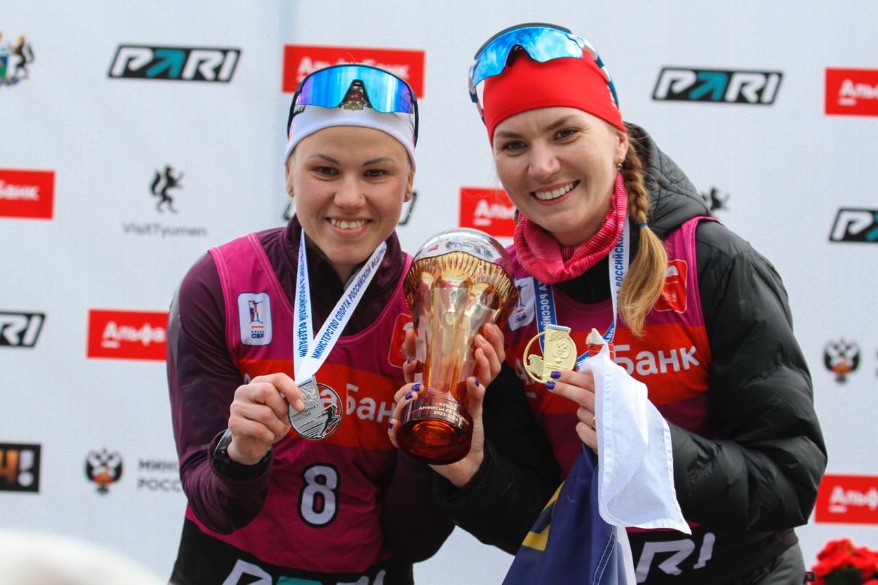 Виктория Сливко и Кристина Резцова с кубком Анфисы Резцовой. Фото: СБР