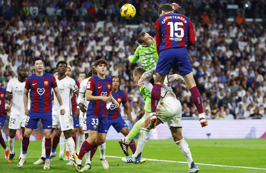 Кристиансен наказывает вратаря «Реала» Лунина и полузащитника Крооса за ошибку при подаче углового. Фото: Reuters