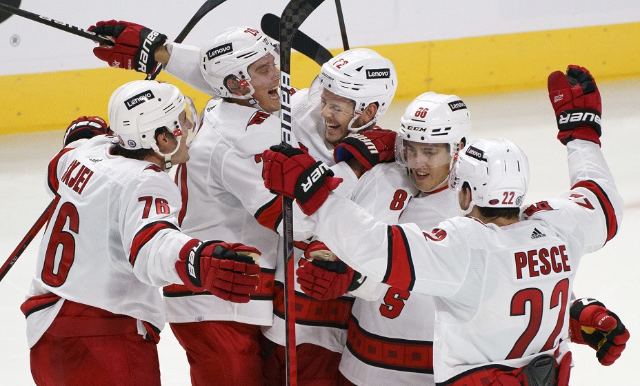 Гол Кузнецова и пас Свечникова принесли победу «Каролине» в матче плей-офф НХЛ с «Нью-Йорк Рейнджерс». Фото: Global Look Press