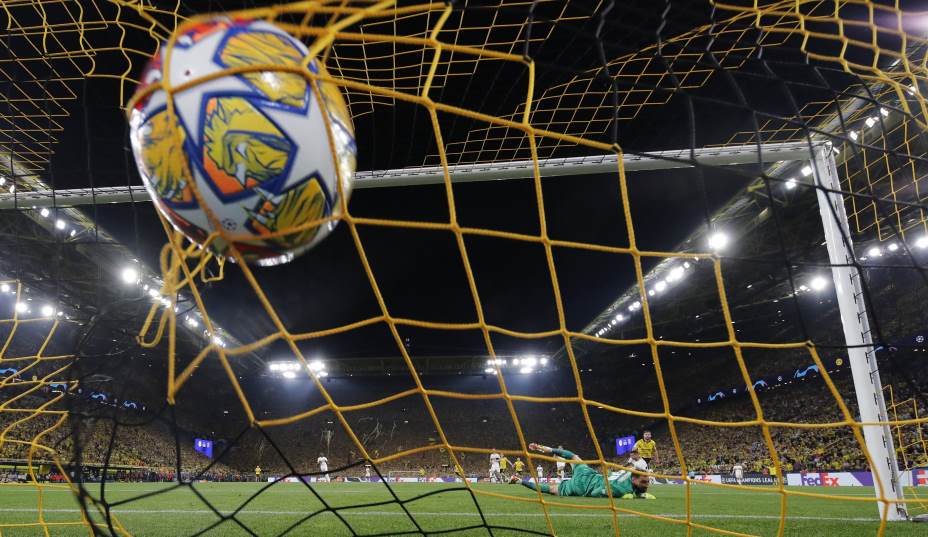 Форвард «Боруссии» Фюллькруг поражает ворота «ПСЖ». Фото: Reuters